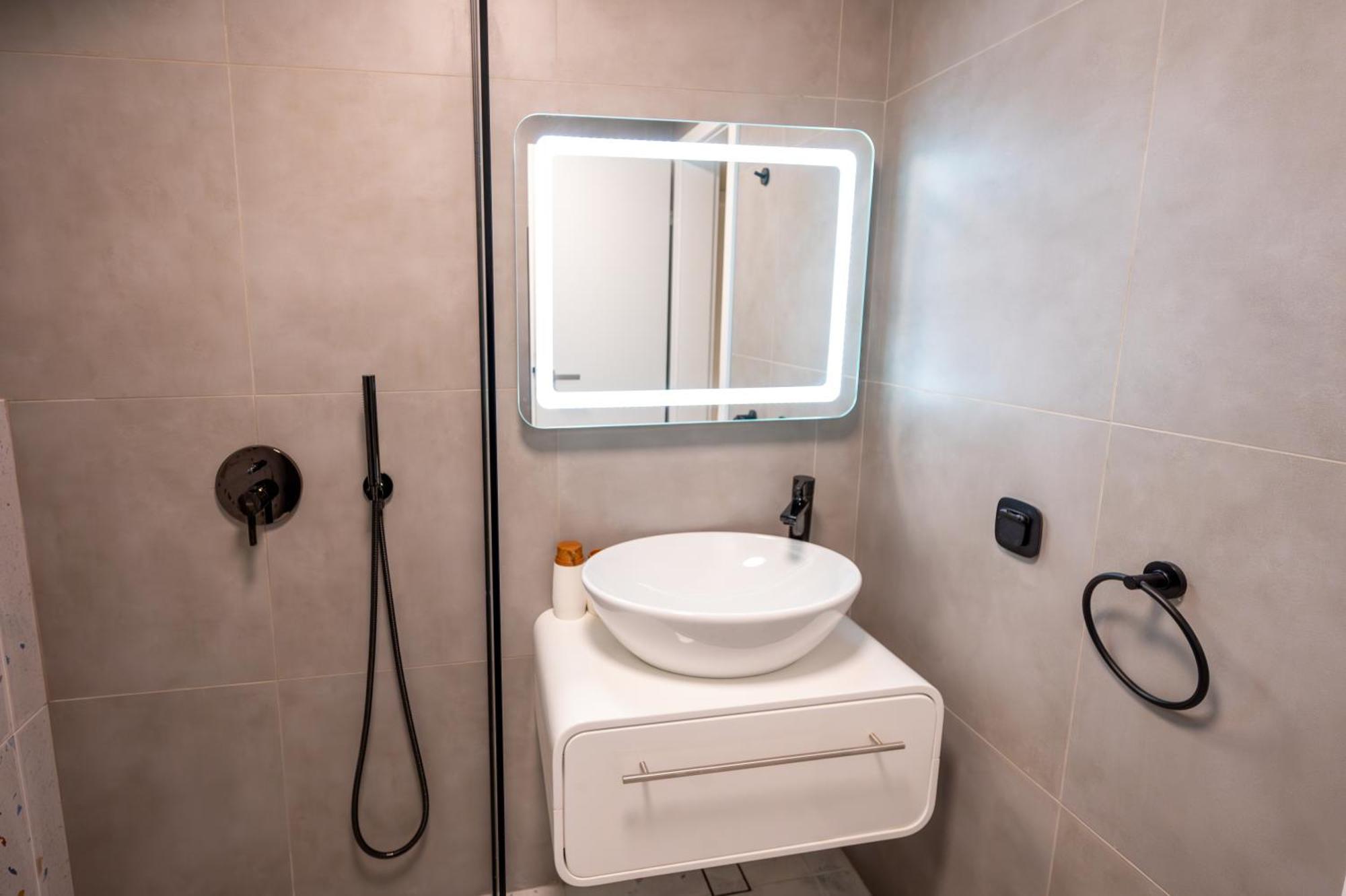 Design 1Bdr Apartment Near City Center Sofia Bagian luar foto